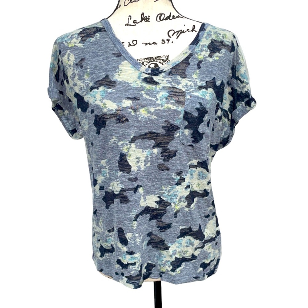 Time and Tru Women’s Blue Camo V-Neck Short Sleeve Top